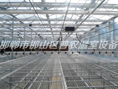 溫室噴灌機(jī)廠家告訴你如何解決溫室大棚里的薄膜滴水